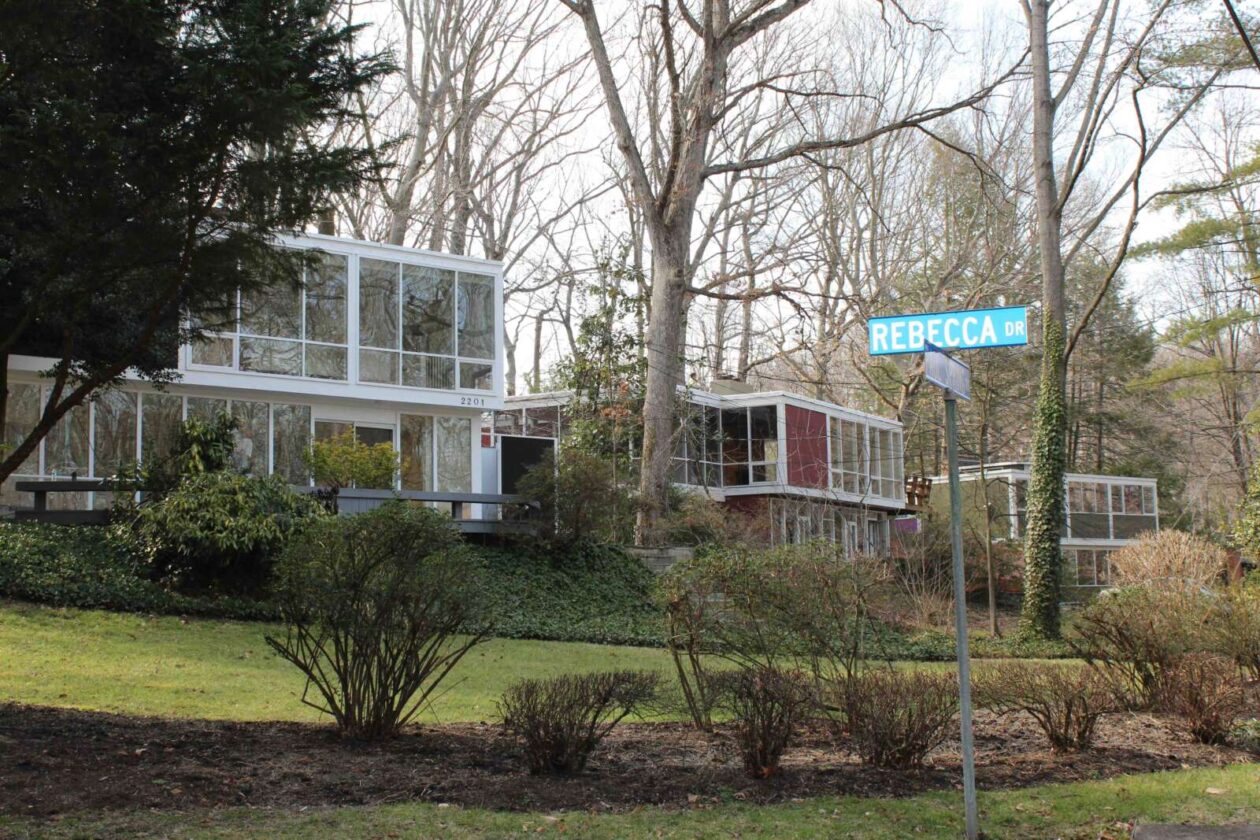 Hollin Hills for historic district to preserve architecture